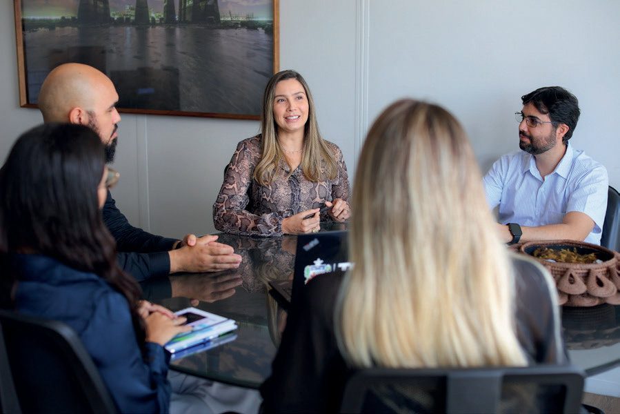 Reunião técnica em uma sala do TCE-AL